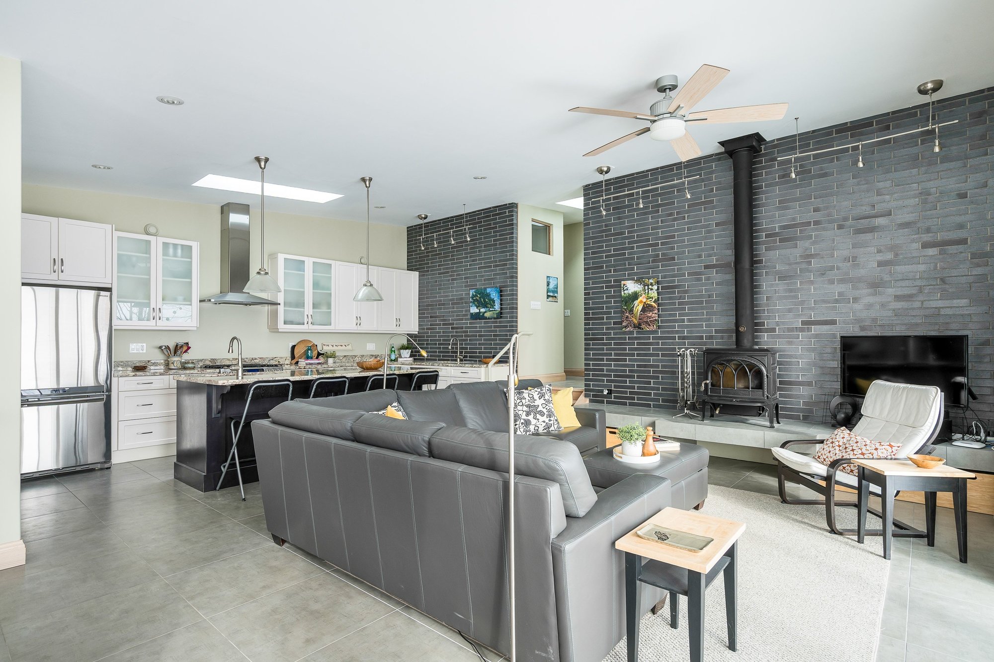 024_837177_4th_line_east_24_29