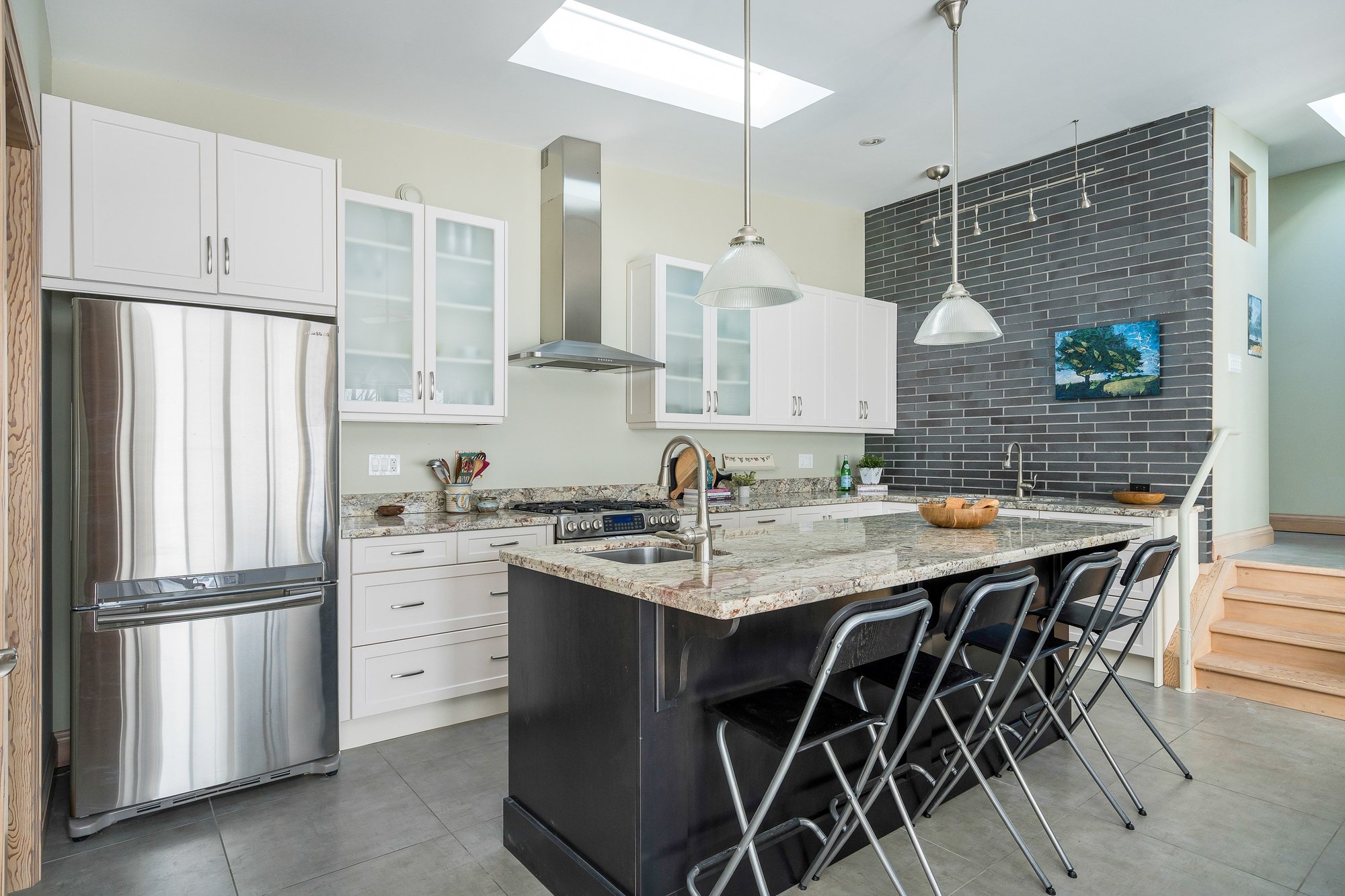 025_837177_4th_line_east_25_857