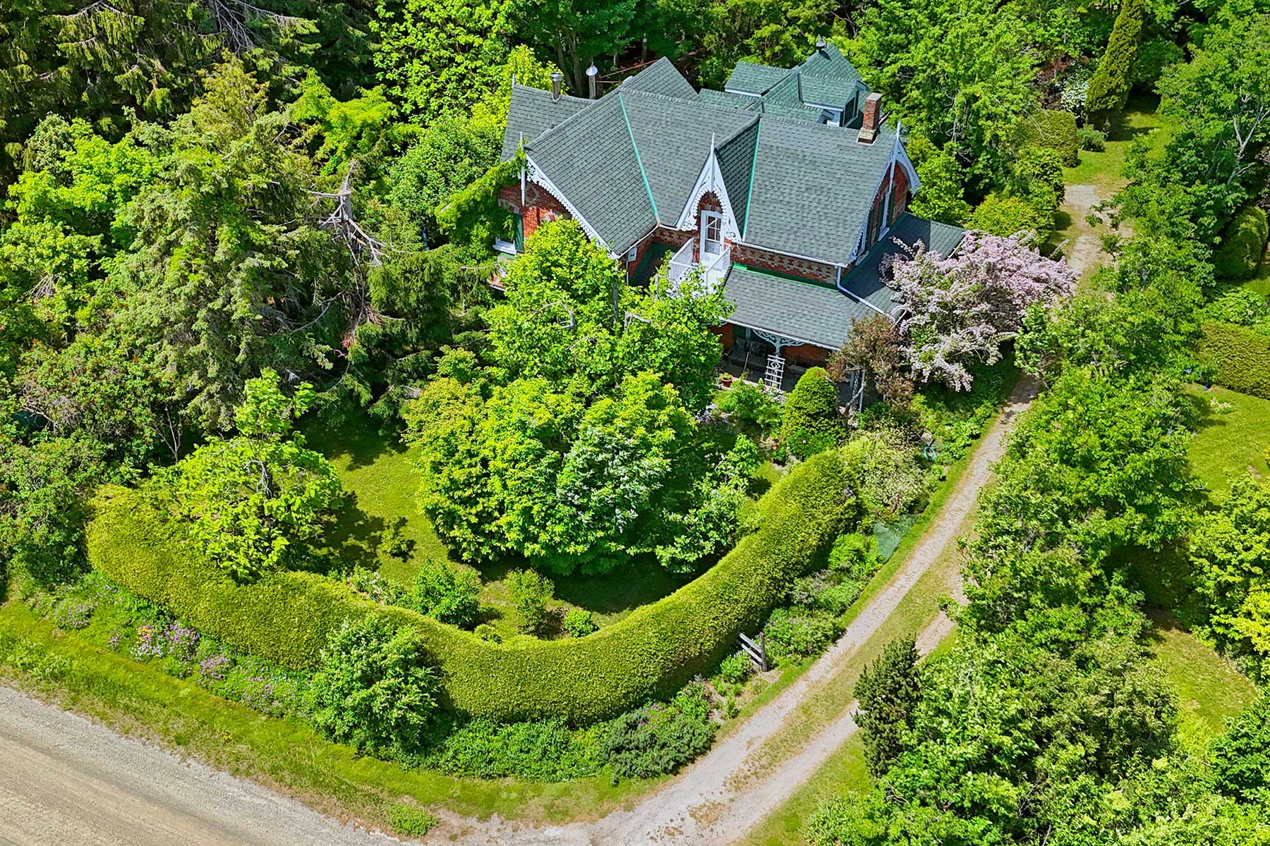 547231-8-sideroad-exterior-mulmur-suzanne-lawrence-09